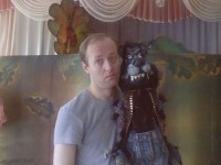 Максим Бизяев с куклой волка