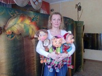 Ирина Рудич с куклами из спектакля
