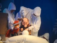 Дед и лиса делают Снегурочку