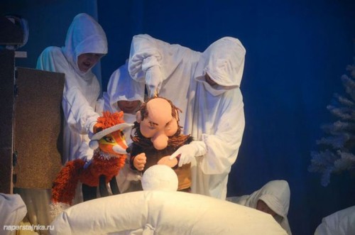 Дед и лиса делают Снегурочку