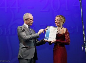 Морозов С И вручает грамоту